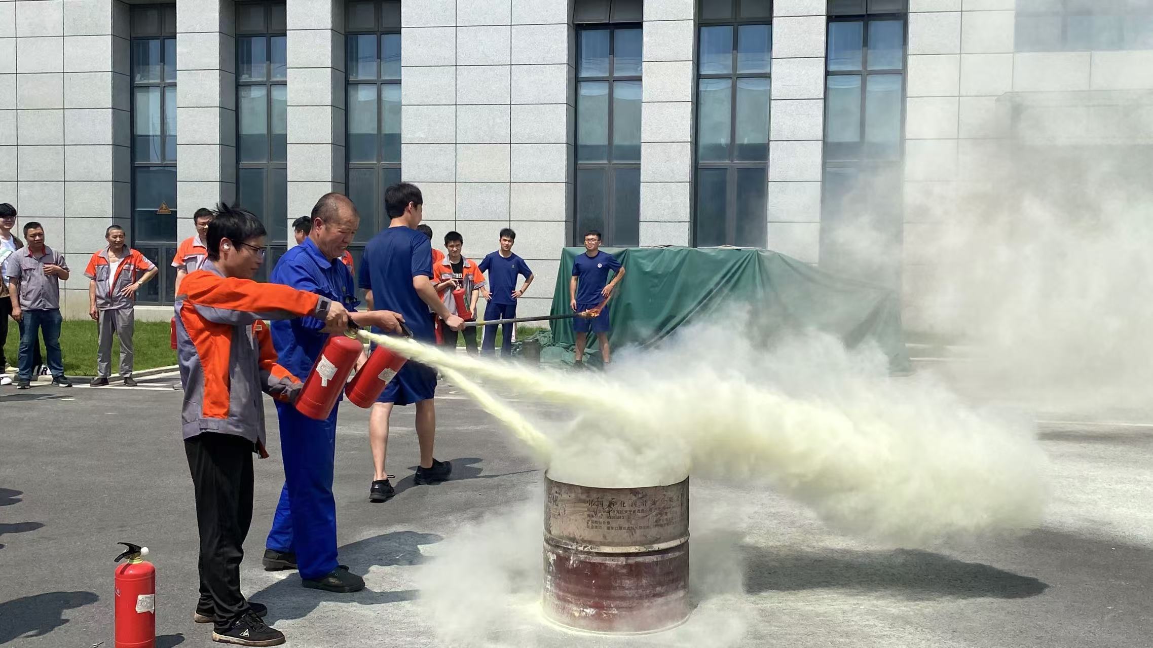 爭(zhēng)分奪秒，守護(hù)安全！新發(fā)現(xiàn)開(kāi)展消防演習(xí)全力筑牢 “安全網(wǎng)”